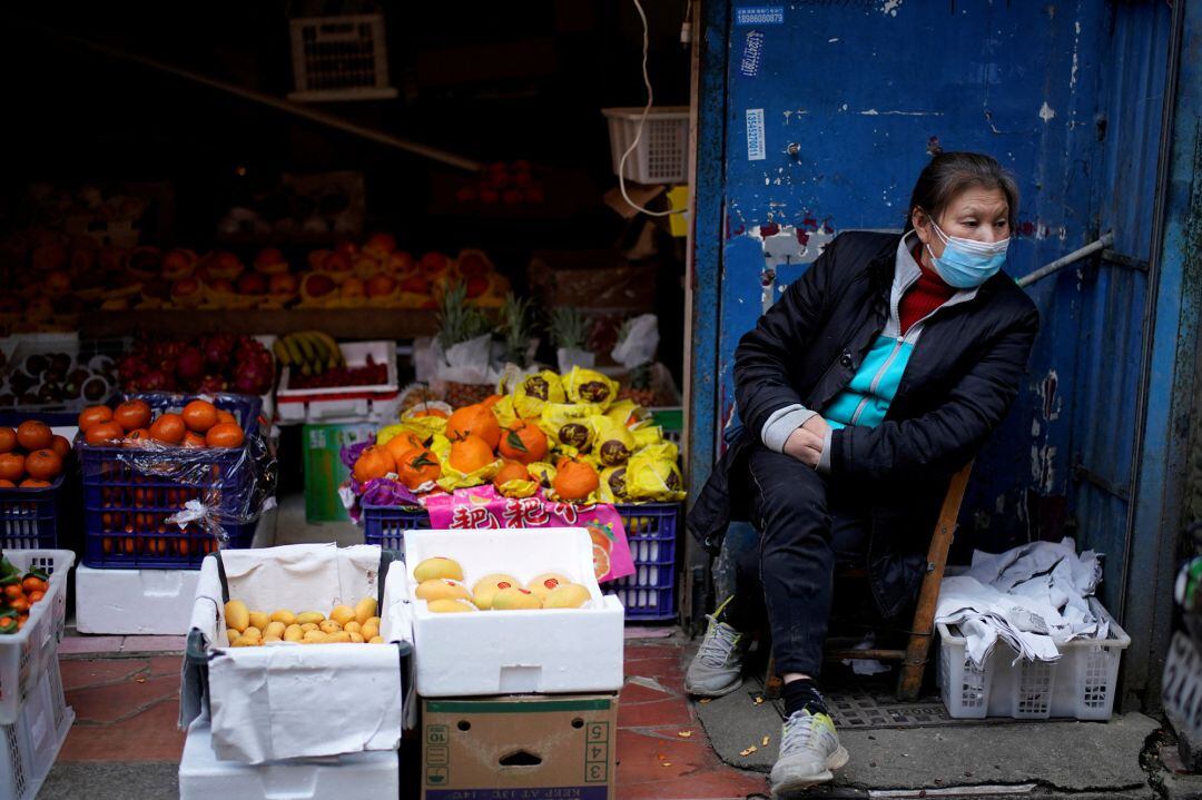 Una mujer de Wuhan vende fruta en un mercado de Wuhan