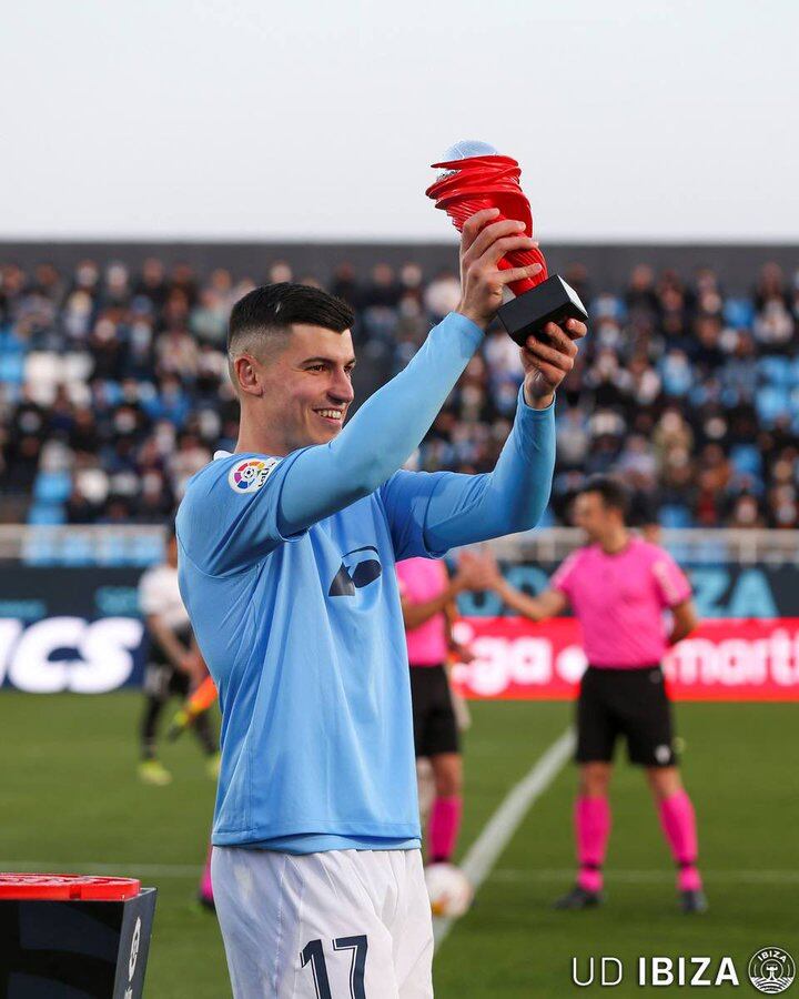 Castel, recibiendo la distinción de jugador del mes la temporada pasada