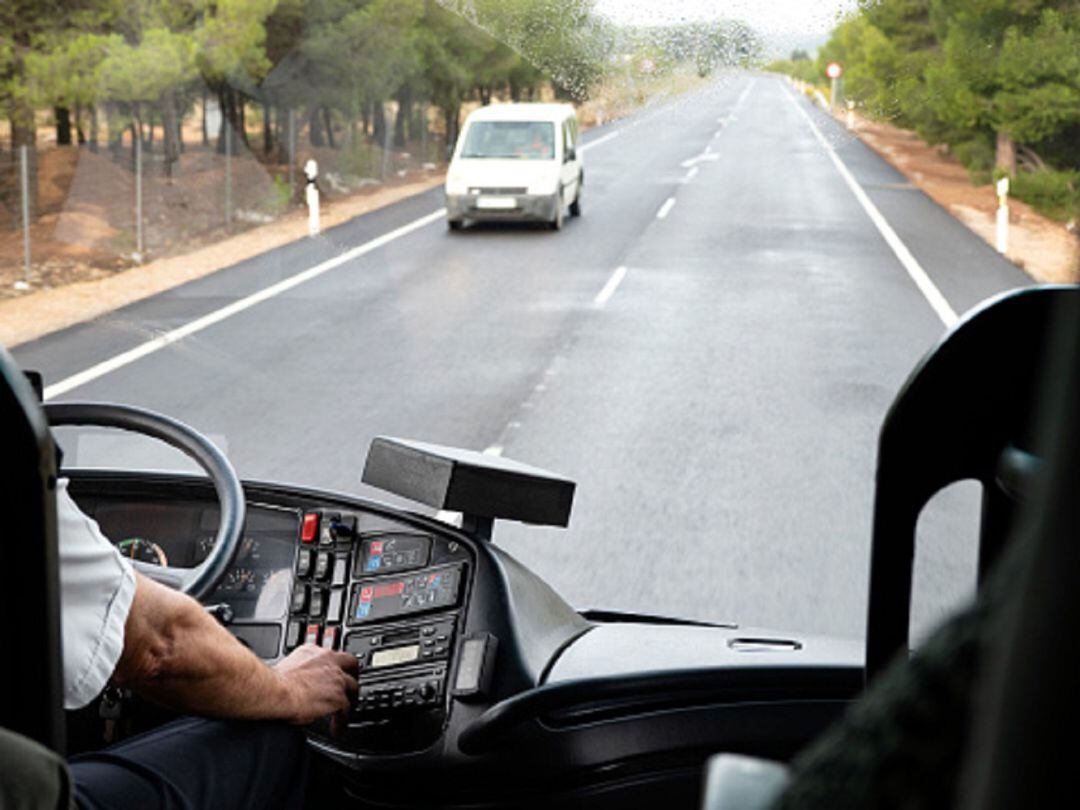 Autobús circulando por una carretera