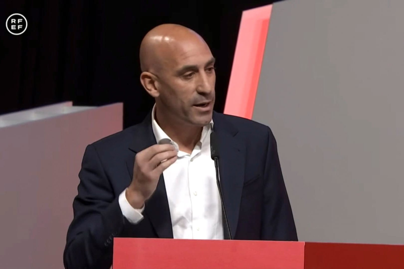 El presidente de la Real Federación Española de Fútbol, Luis Rubiales, durante su intervención en la Asamblea General de dicho organismo en la que ha anunciado que no dimitirá de su cargo tras la polémica por el beso que dio a la futbolista Jenni Hermoso al ganar el Mundial femenino.