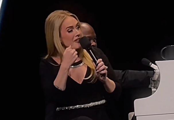 Momento en que Adele se enfada en el escenario con alguien que gritó &quot;¡El Orgullo apesta!&quot; durante un concierto en Las Vegas.