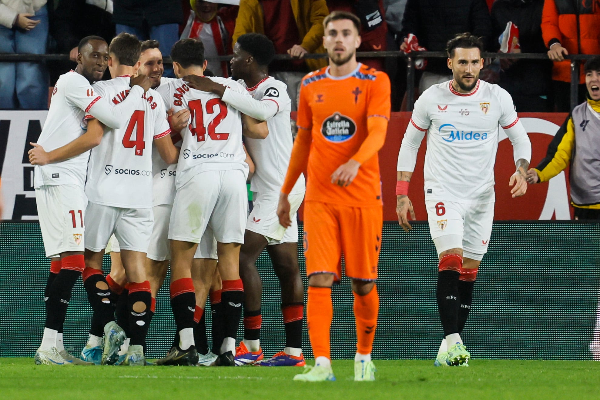 Sevilla, 14/12/2024.- Los jugadores del Sevilla celebran el gol del centrocampista del Sevilla Manuel Bueno, durante el encuentro correspondiente a la jornada 17 de Laliga EA Sports que disputan hoy sábado Sevilla y Celta en el estadio Sanchez Pizjuan de Sevilla. EFE/José Manuel Vidal.
