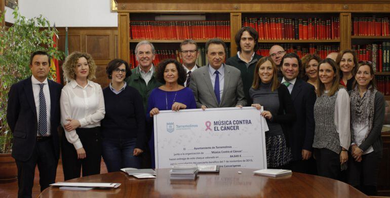 La rectora de la Universidad de Granada, Pilar Aranda(en el centro de azul), recoge la donación de la recaudación del concierto &quot;Música contra el cáncer&quot; 