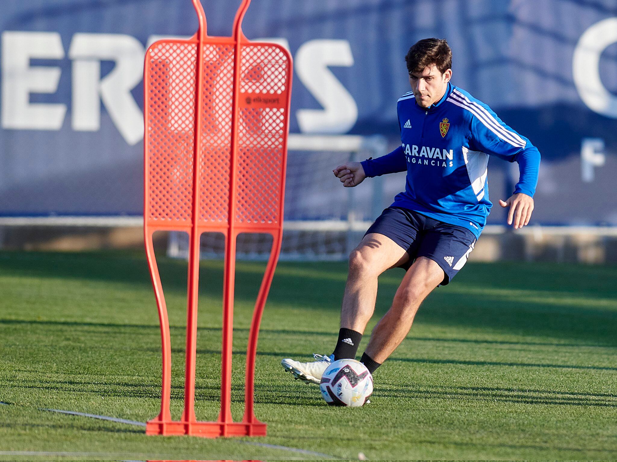 Iván Azón realiza un ejercicio durante un entrenamiento en la Ciudad Deportiva