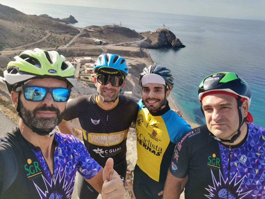 Los ciclistas se preparan para correr junto al mar.