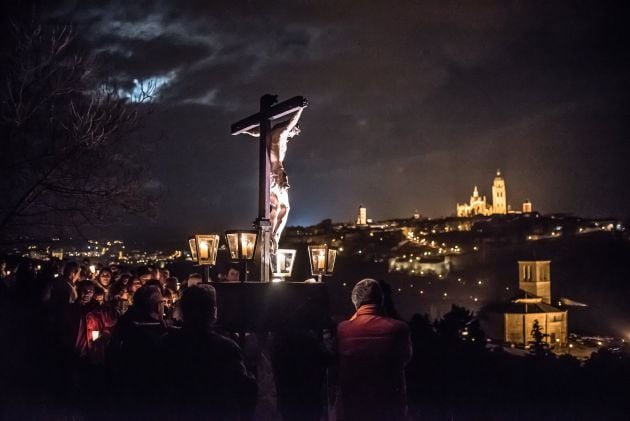 Monento del Via Crucis de la Junta de Cofradias en la noche del Miércoles Santo