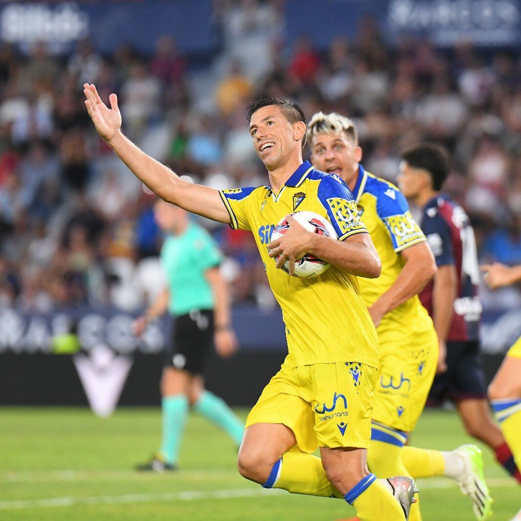 Rubén Alcaraz puso el empate en el Ciutat de Valencia tras convertir un penalti en el 80. Foto: Cádiz CF