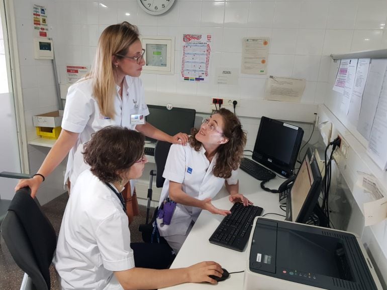 Personal mèdic de la Unitat de Llarga Estada de l&#039;Hospital del Mar reunit per avaluar com els afecten els casos que porten.