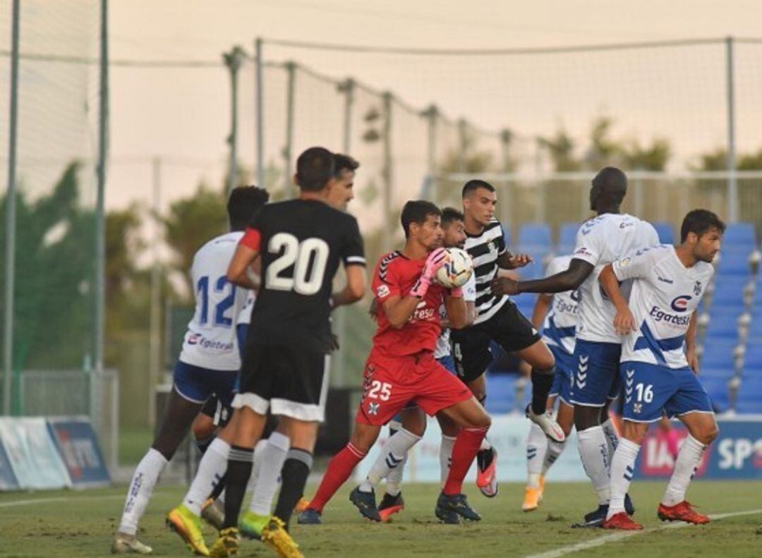 Dani Hernández controla un balón en presencia de varios jugadores