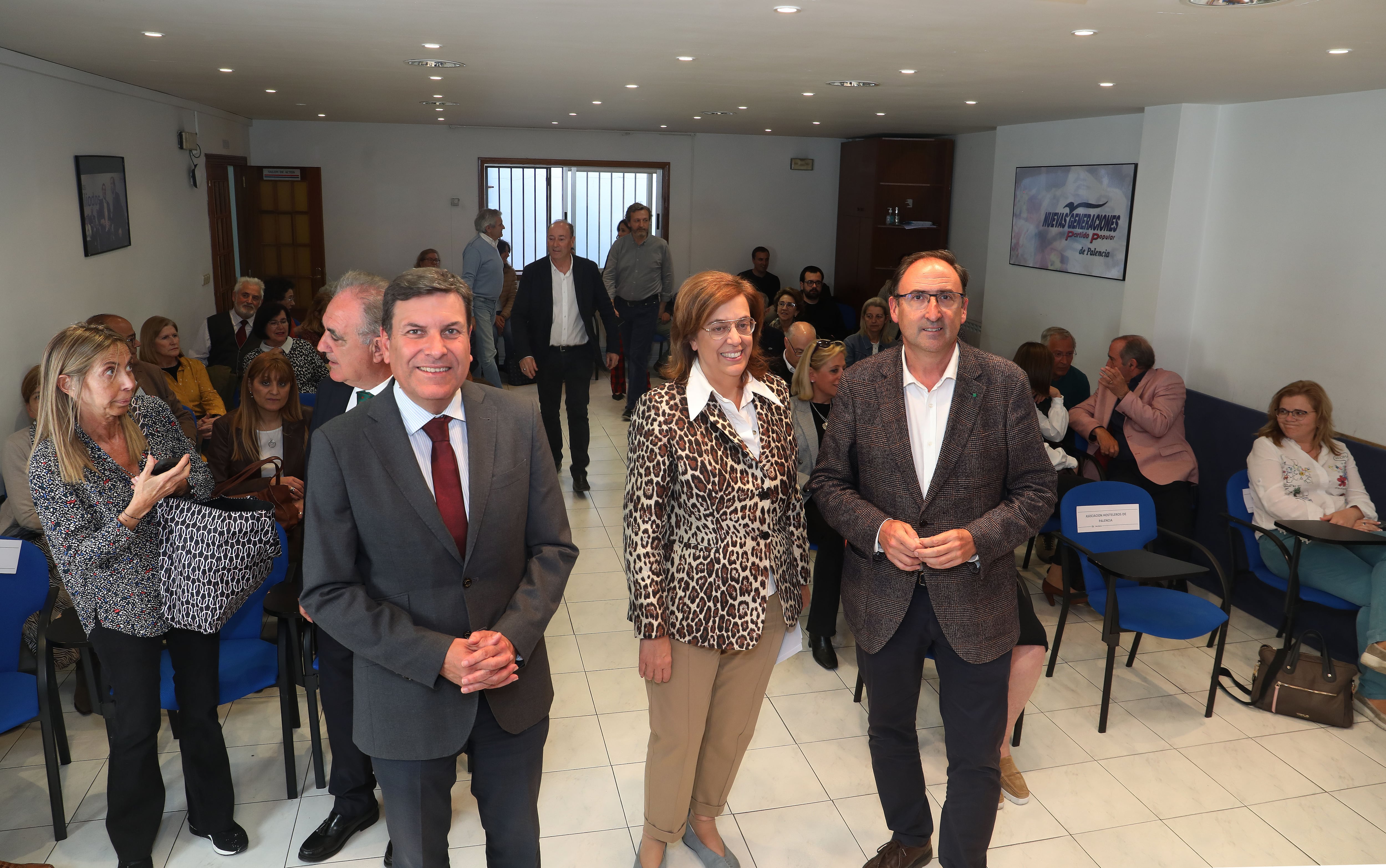 Encuentro sobre Crecimiento Económico y Empleo del PP de Palencia El consejero de Economía y Hacienda de la Junta de Castilla y León, Carlos Fernández Carriedo, junto con la presidenta del Partido Popular de Palencia, Angeles Armisén; y el candidato a la Alcaldía del Ayuntamiento de Palencia, Alfonso Polanco, mantienen un encuentro con colectivos, asociaciones y afiliados, acerca del Crecimiento Económico y Empleo