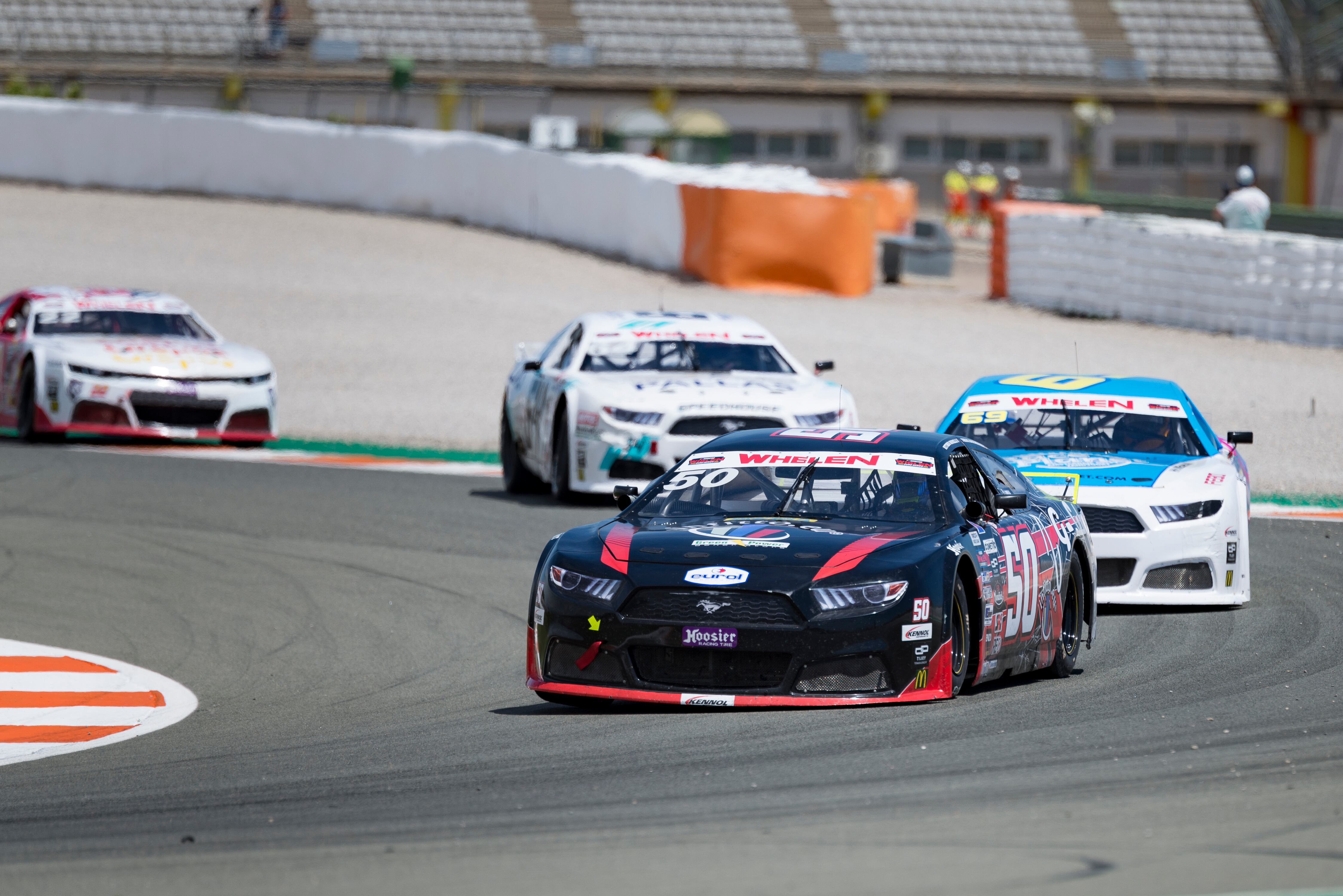 Vittorio Ghirelli, de Hendriks Motorsport, y Sebastiaan Bleekemolen, de Bleekemolen, durante la Nascar Whelen Valencia en 2021