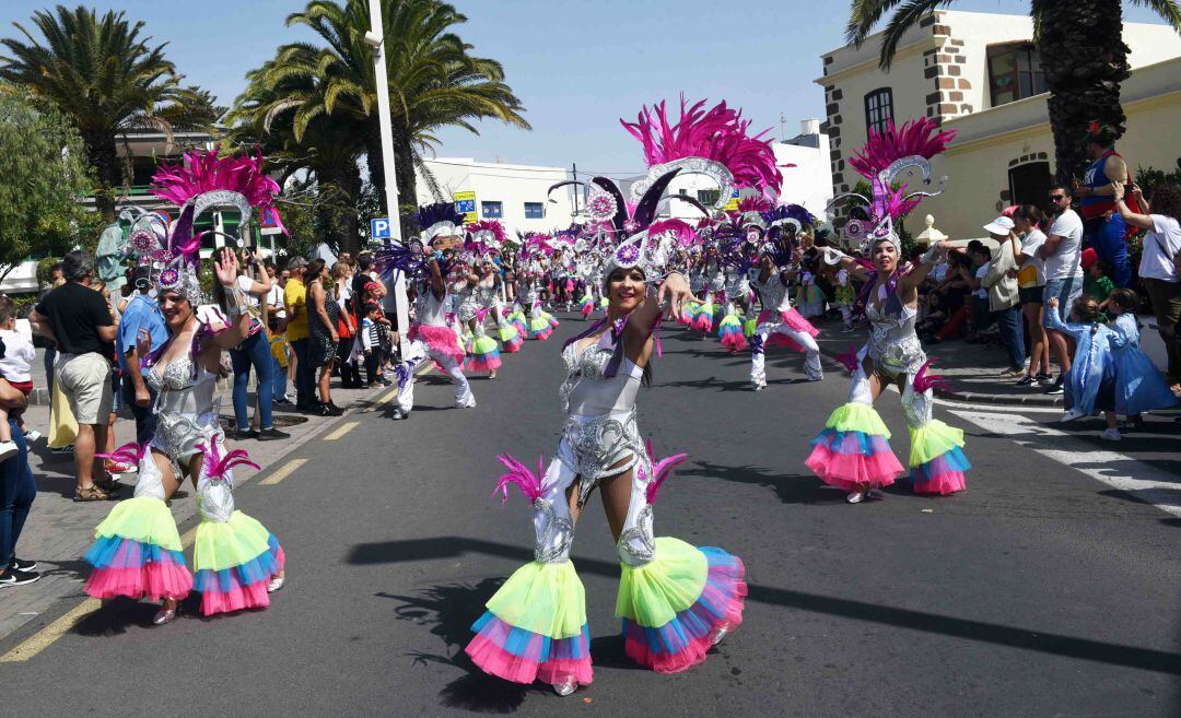 Una de las comparsas participantes en el coso carnavalero de San Bartolomé.