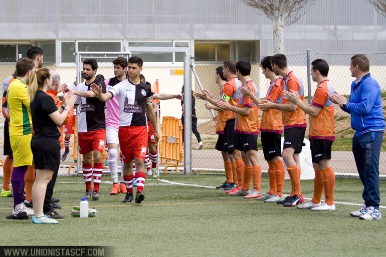 Los jugadores del Carbajosa hicieron el pasillo al campeón