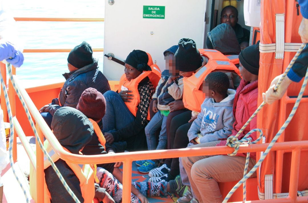 Inmigrantes llegando a tierra, en una imagen de archivo tras una intervención de Salvamento Marítimo.