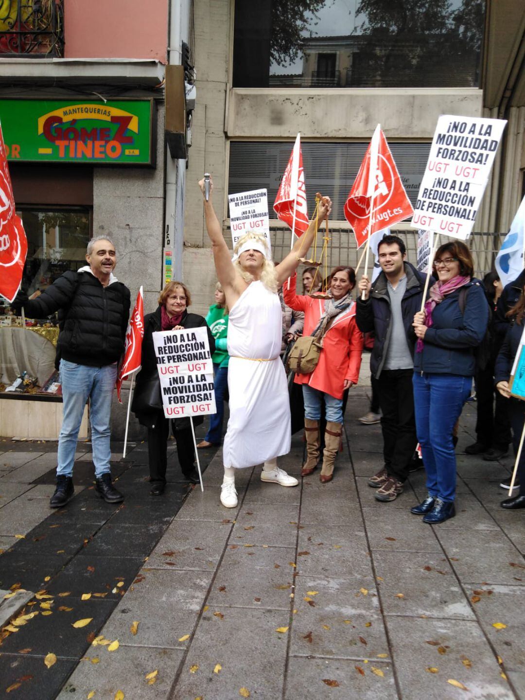 Funcionarios de justicia de la Comunitat Valenciana, con pancartas en la manifestación de Madrid.