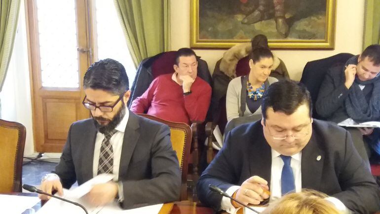 Gerardo Antuña (PP) y Luis Pacho (Ciudadanos) durante el Pleno