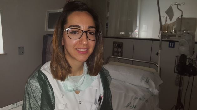 Marisa es una de las enfermeras que atienden a los pacientes en diálisis en el Hospital Reina Sofía