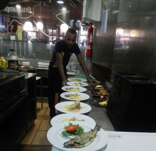 Mamadou en los fogones del restaurante en el que trabaja en Ciudad Real