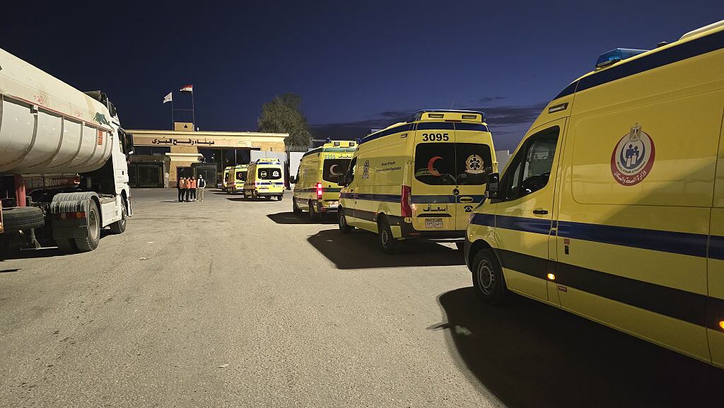 Ambulancias egipcias esperan la apertura de la frontera de Rafah.