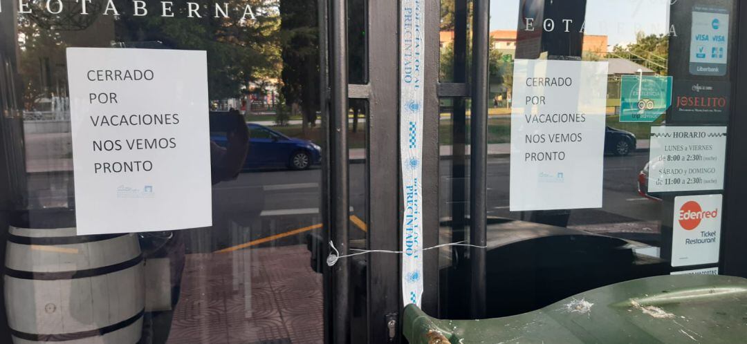 El local del Torreón clausurado por Sanidad informa de un cierre "por vacaciones"