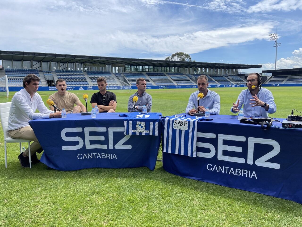 Nacho González, Carlos Tobar, Alberto Delgado, Sesi, Siro del Barrio y Óscar García Mayo, desde el césped de El Malecón en el especial de Hoy por Hoy Torrelavega