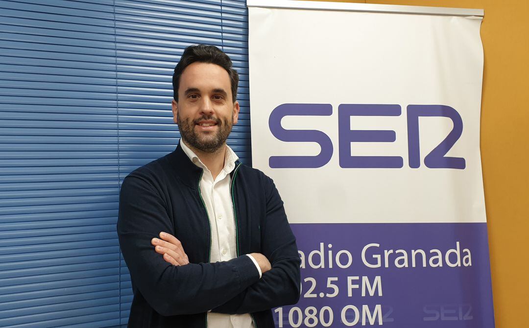 El presidente de la Asociación de Jóvenes Empresarios de Granada (AJE), José Antonio Martínez Amat, en los estudios de Radio Granada