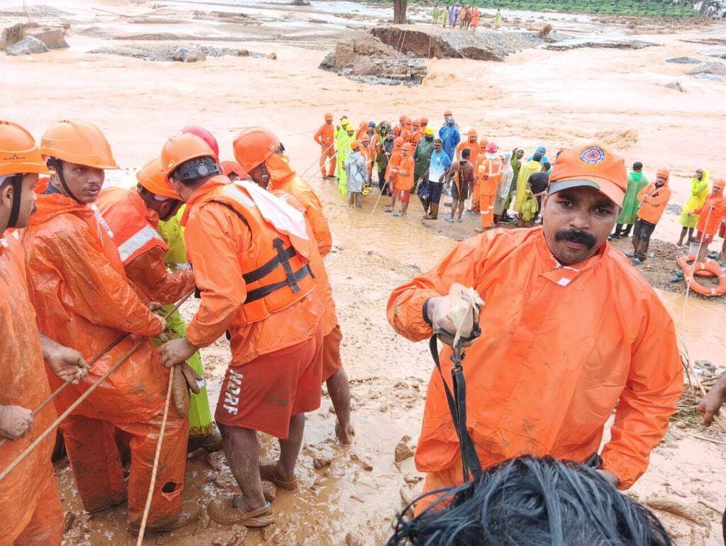 Las inundaciones en el sur de India dejan decenas de muertos y cientos de atrapados.