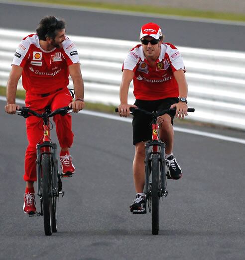 El piloto español de Ferrari ha realizado en bicicleta un primer reconocimiento del circuito en el que se va a disputar el Gran Premio de Japón de Fórmula 1