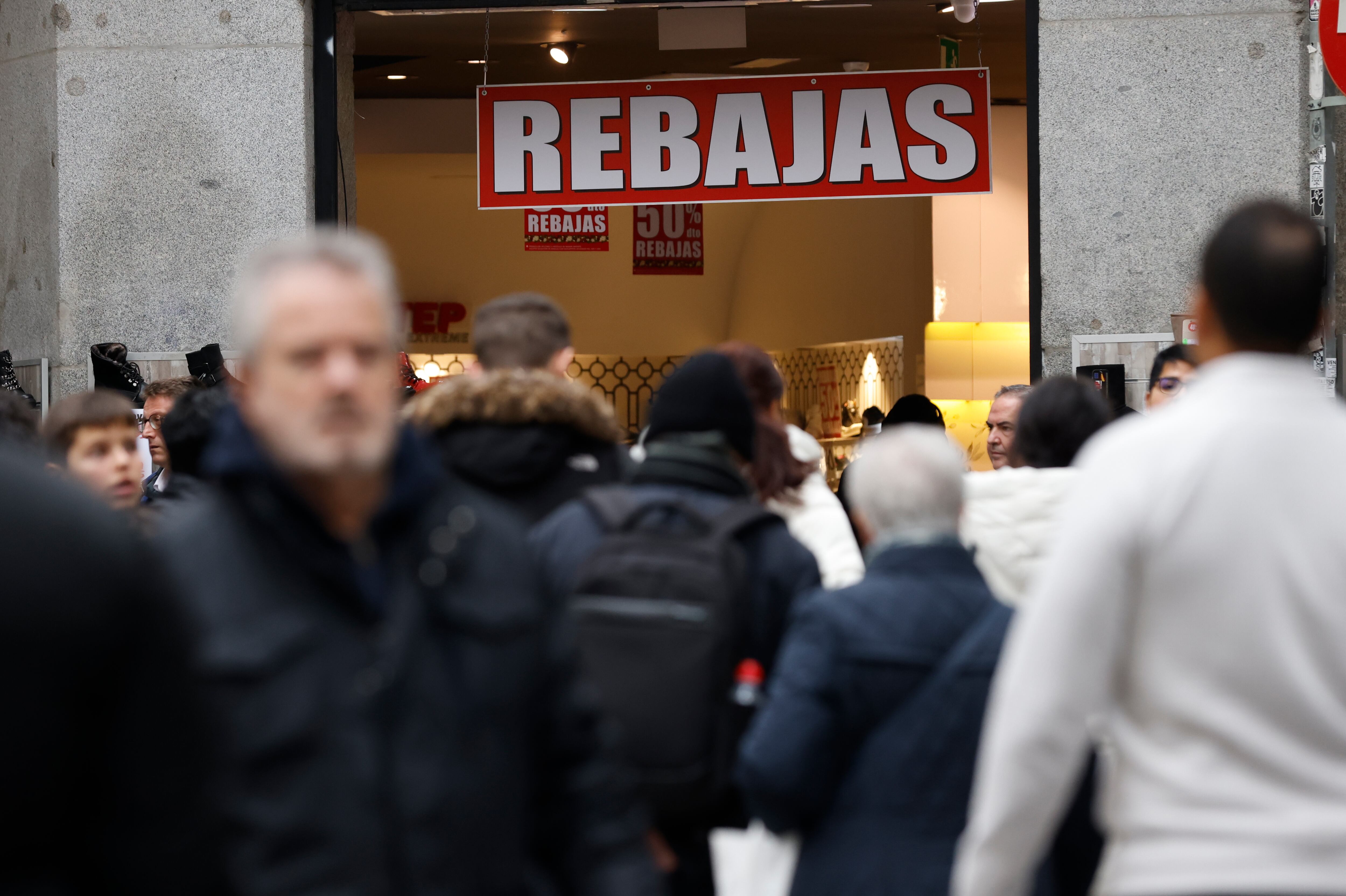 Llegan las rebajas de enero a &#039;retar&#039; a los continuos descuentos y promociones. EFE/ Aitor Martín