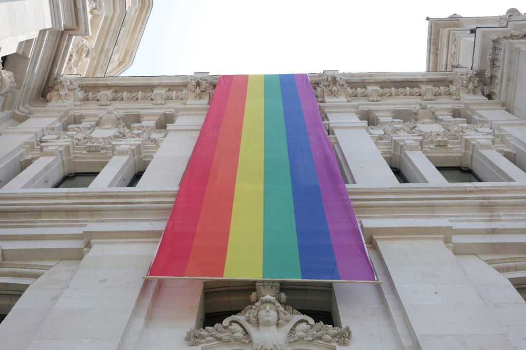 Bandera LGTBI colacada en la sede del Ayuntamiento de Madrid durante las fiestas del Orgullo Gay 2019.