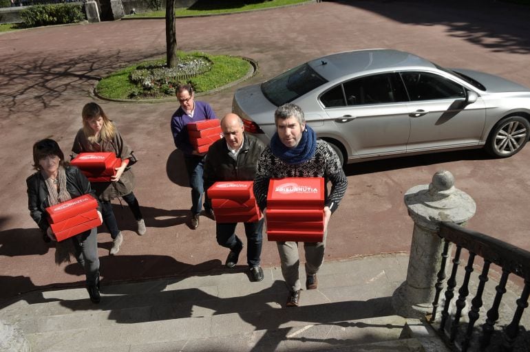 El expresidente del Athletic presentó, junto a varios compañeros de plancha, los avales de los socios en el palacio de Ibaigane