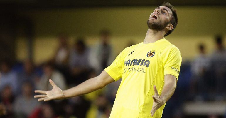 El defensa del Villarreal Víctor Ruiz se lamenta de una ocasión perdida ante el Córdoba.