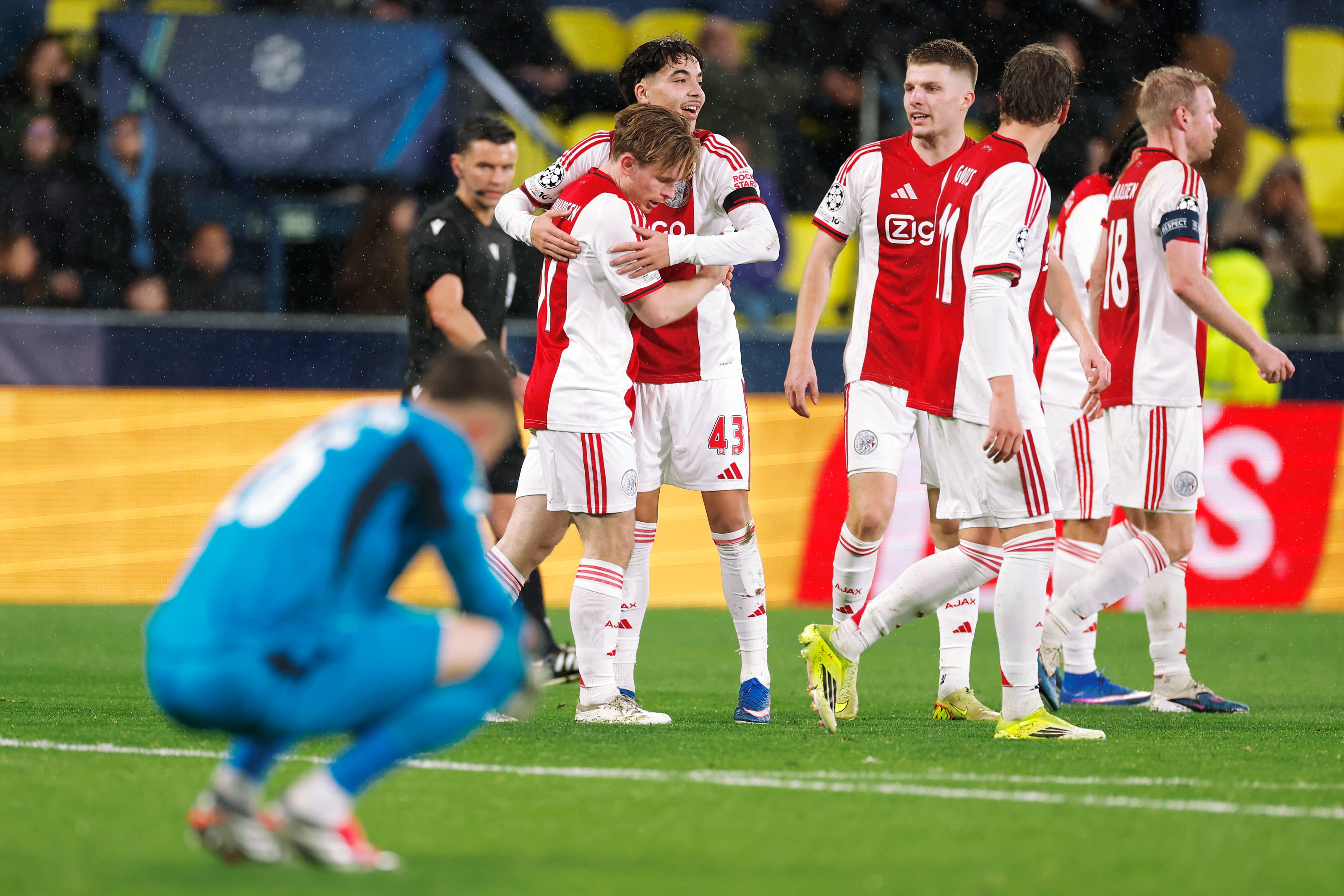Arnau Tenas se lamenta mientras los jugadores del Ajax celebran el segundo gol