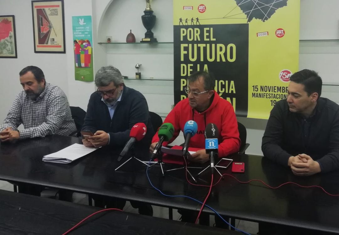 Los responsables de Comisiones Obreras y UGT en León durante la rueda de prensa