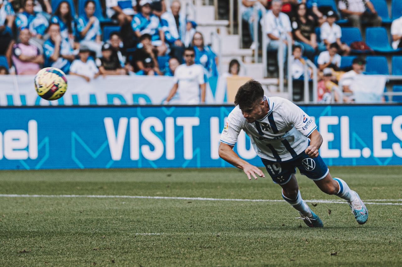 Iván Romero en plena acción del remate de cabeza en plancha que supuso el 1-0.