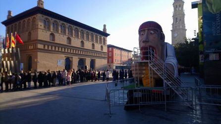 El Tragachicos, instalado en la Plaza del Pilar