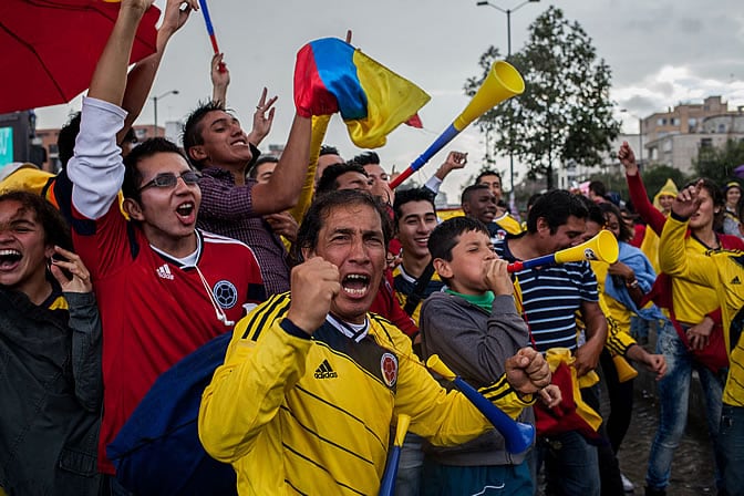 Aficionados colombianos celebran la victoria de su equipo ante Uruguay