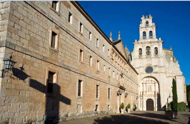 Fachada y espadaña del Monasterio de La Vid