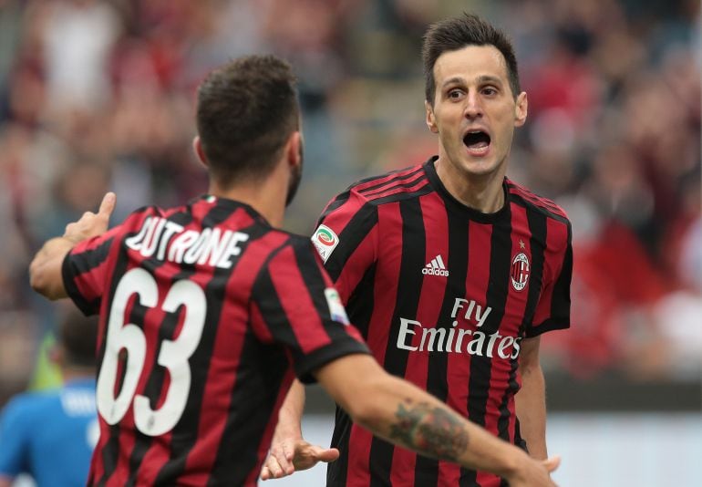 Kalinic celebra un gol con el Milan