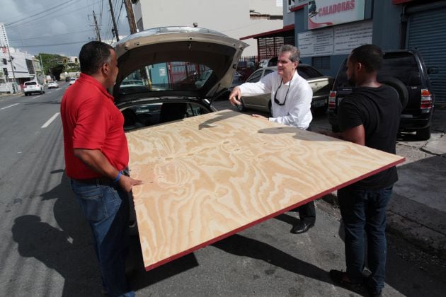 Ciudadanos de la ciudad de Bayamon, en Puerto Rico, preparándose para la llegada de Irma.