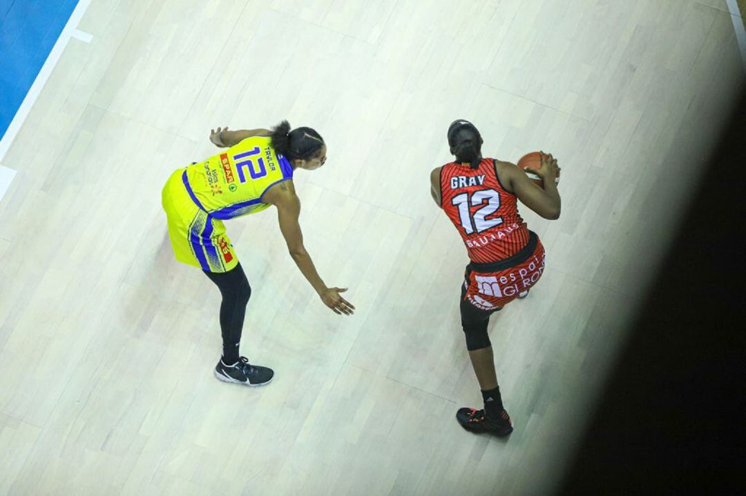 Gray afrontant un u contra u amb Taylor durant el partit d'ahir.