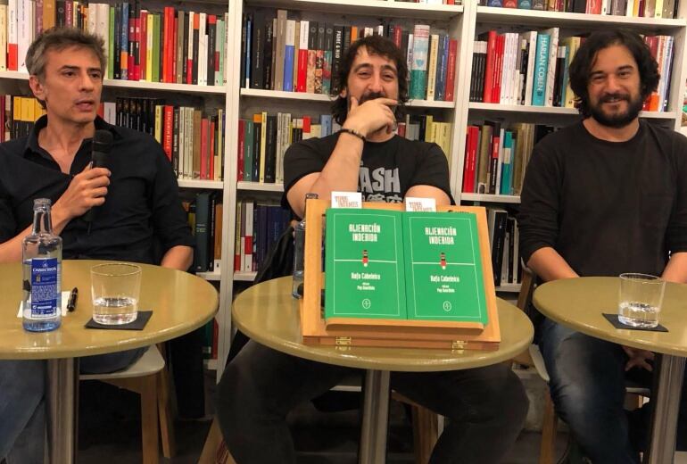 Juan Tallón, Rafa Cabeleira y Manuel Jabois en la presentación de &quot;Alienación indebida&quot;