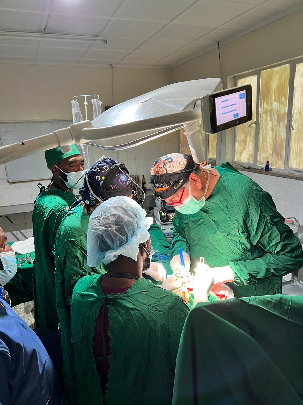 “Cirugía Solidaria” se creó en el año 2000 por iniciativa de un pequeño grupo de cirujanos, anestesistas y enfermeras dentro del Hospital Virgen de la Arrixaca (Murcia)