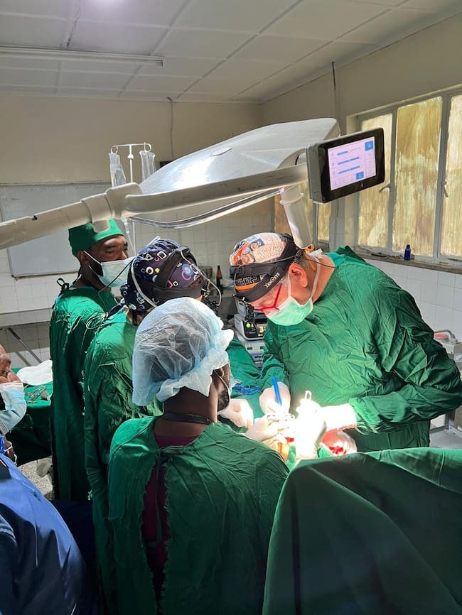 “Cirugía Solidaria” se creó en el año 2000 por iniciativa de un pequeño grupo de cirujanos, anestesistas y enfermeras dentro del Hospital Virgen de la Arrixaca (Murcia)