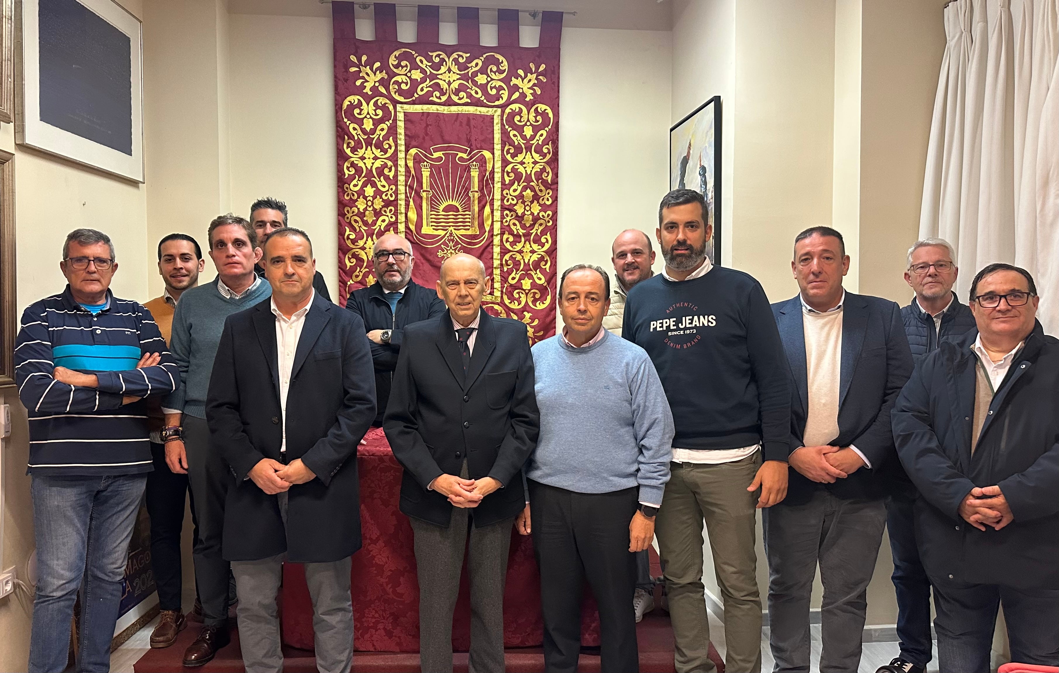 Foto de familia tras la firma del convenio entre el Ateneo de Sevilla y las bandas de música que acompañarán al cortejo de los Reyes magos en la tarde del 5 de enero