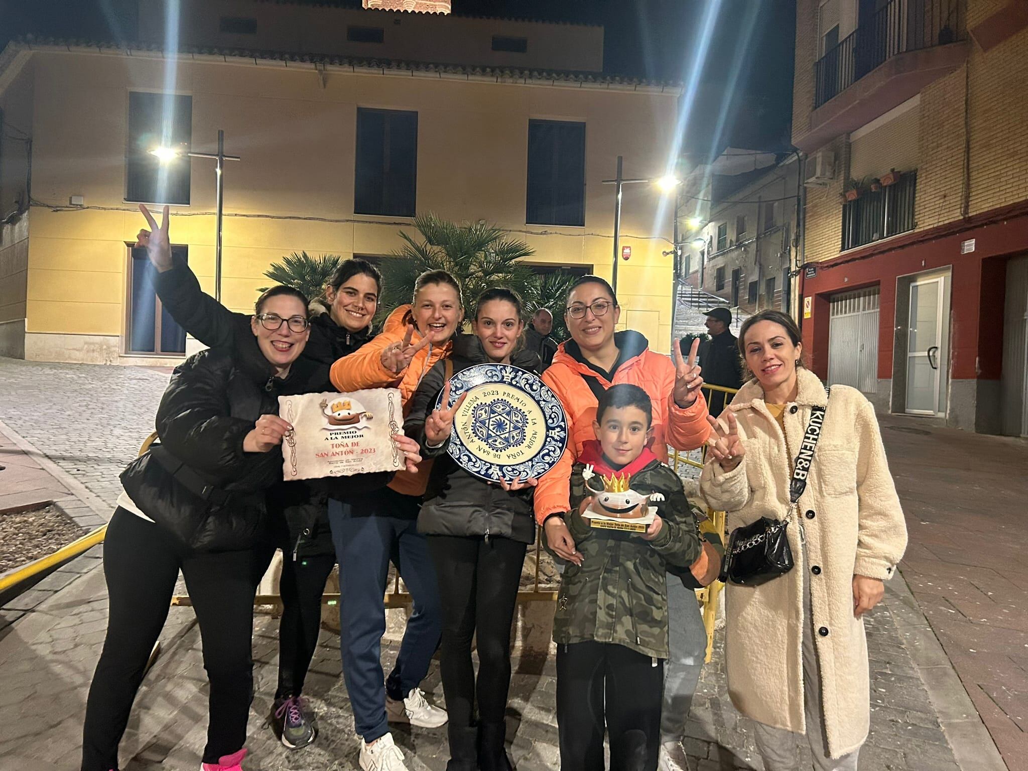 El equipo de la panadería, celebra el premio