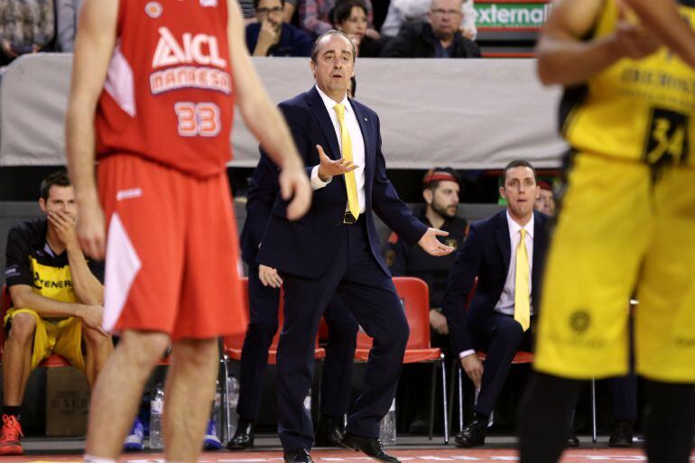 El entrenador del Iberostar Tenerife, Txus Vidorreta, da instrucciones a sus jugadores en partido ante del ICL Manresa de la vigésima séptima jornada de liga ACB disputado esta noche en el pabellón Nou Congost. 