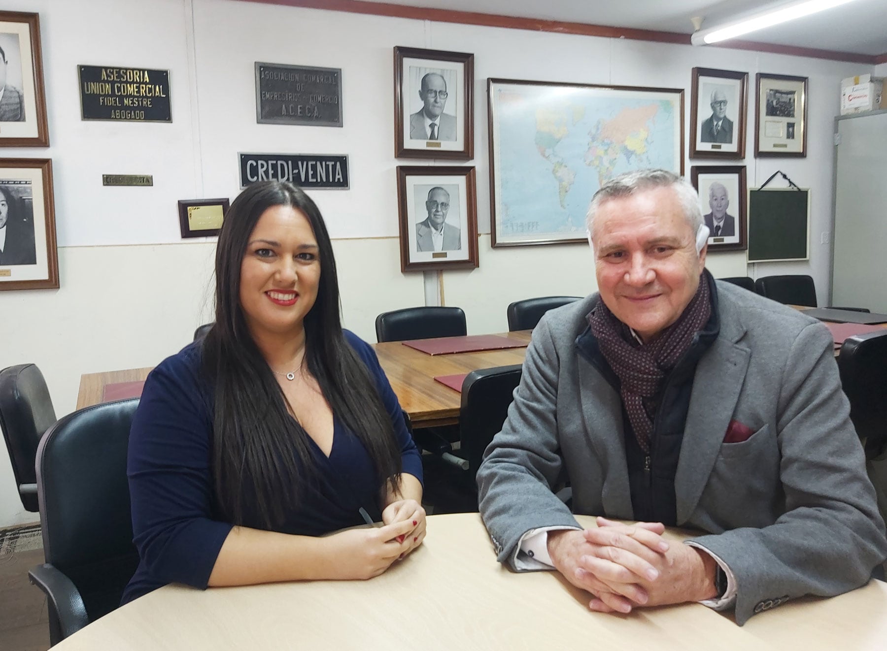 Maribel Sáez y Rafa Pérez, en la sala de juntas de ACECA con las fotos de los presidentes de la entidad al fondo