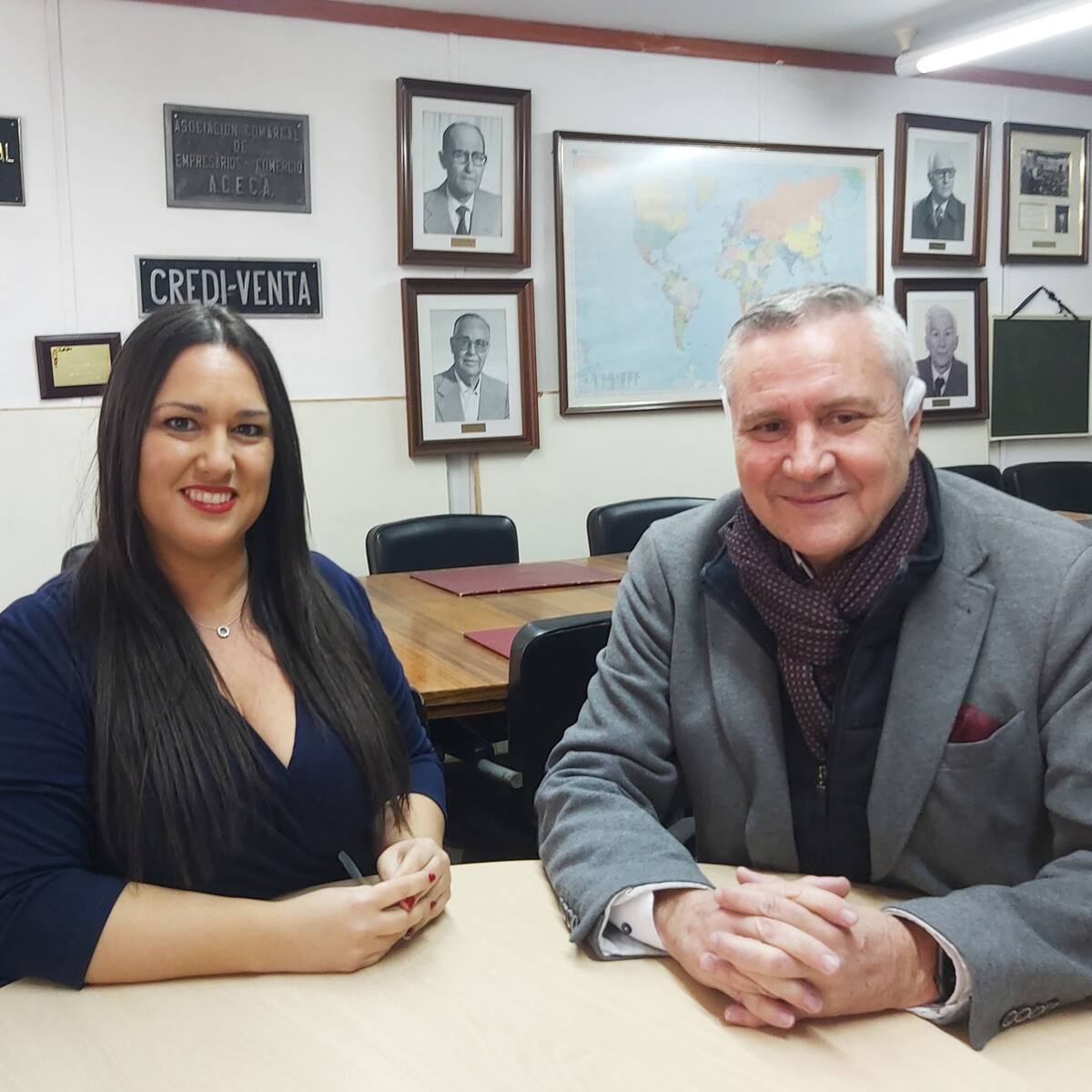 La directora general de Comercio visita Alcoy, remarca el apoyo del Consell al pequeño comercio y conoce el funcionamiento de ACECA