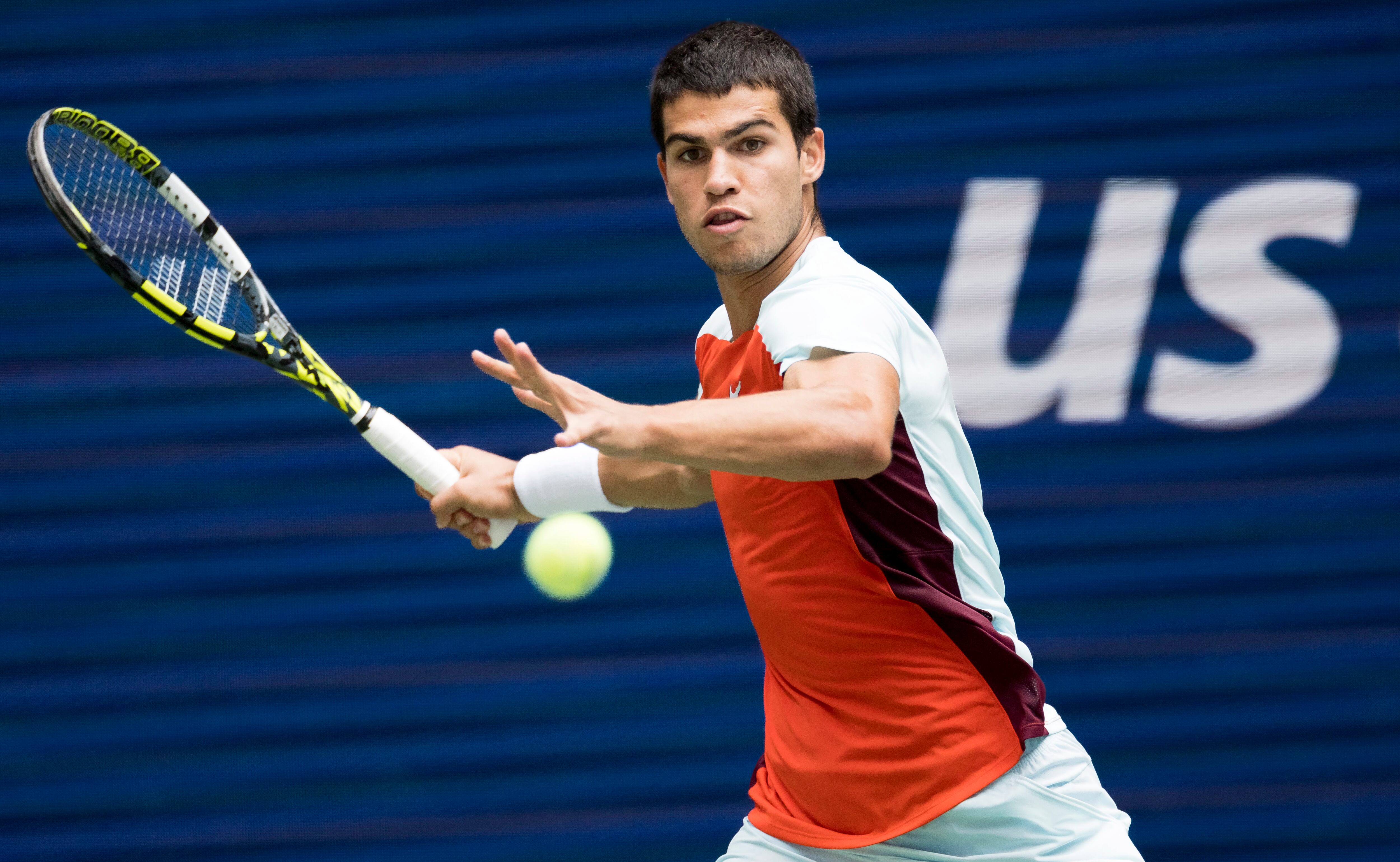 Carlos Alcaraz golpea una bola durante un partido del US Open.